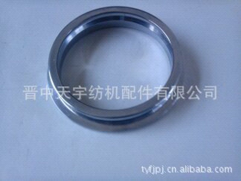 上海纺织公司的转型之路：传统与现代的碰撞